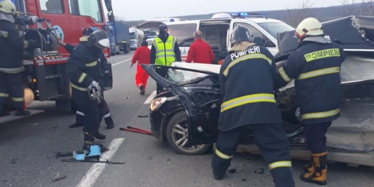 Un bărbat de 55 de ani a murit după ce mașina pe care o conducea s-a tamponat cu un autocamion | FOTO