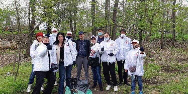 Membrii Organizației Teritoriale Chișinău a Partidului „ȘOR” au făcut curățenie în parcuri și scuaruri | FOTO