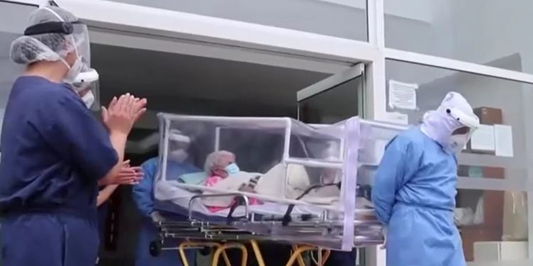O femeie de 104 ani a învins a doua oară virusul COVID-19 | VIDEO
