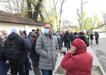 În plină pandemie, deputații PAS, împreună cu mai mulți susținători au organizat proteste în fața Curții Constituționale | VIDEO