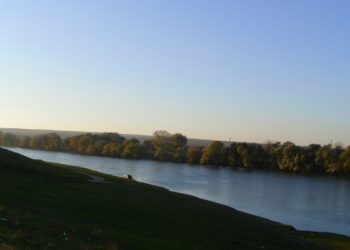 Catastrofă ecologică în satul Naslavcea din raionul Ocnița: o mâzgă neagră cu miros înțepător a acoperit malul Nistrui. Ce presupun ecologiștii | VIDEO