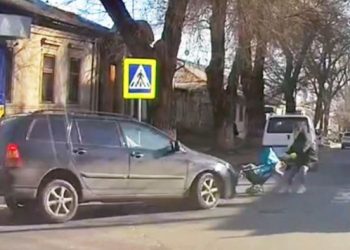 Noi detalii despre accidentul produs luni: Femeia care traversa strada cu un cărucior a fost identificată | VIDEO
