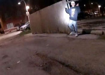 Copil de 13 ani, filmat cum e împușcat mortal de polițiștii din Chicago | VIDEO