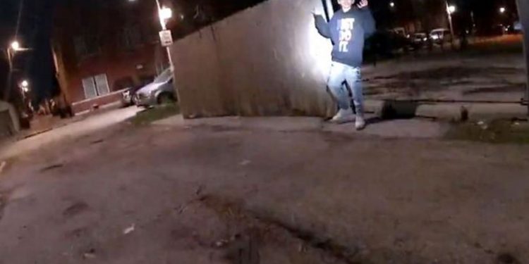 Copil de 13 ani, filmat cum e împușcat mortal de polițiștii din Chicago | VIDEO