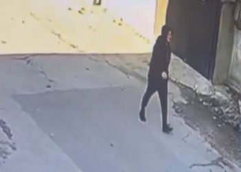 Atenție la individul din imagini! Este căutat de poliție | VIDEO