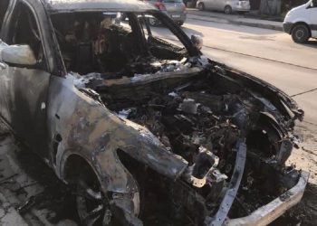 Incendiu, în capitală: O mașină a fost distrusă de flăcări | VIDEO