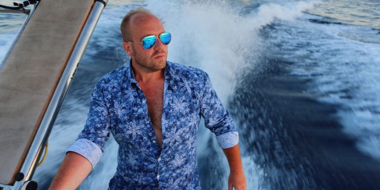 Названо имя организатора вечеринки с голыми моделями в Дубае