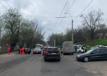 Accident în lanț pe o stradă din Chișinău. Ambulanța la fața locului | FOTO