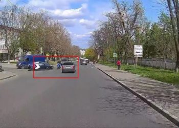 Momentul în care un motociclist se izbește într-un taxi, surprins de o cameră de bord pe o stradă din Chișinău | VIDEO