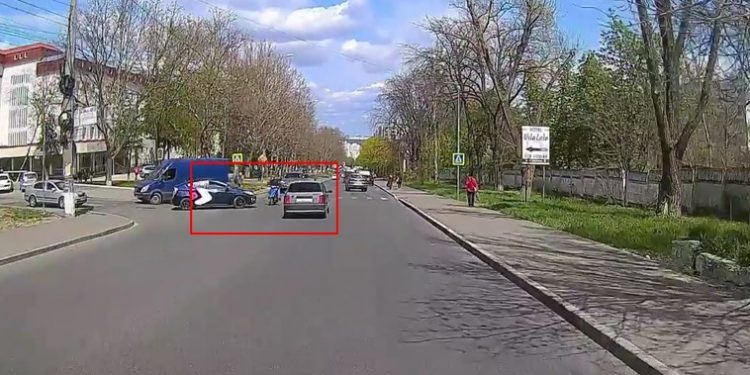 Momentul în care un motociclist se izbește într-un taxi, surprins de o cameră de bord pe o stradă din Chișinău | VIDEO