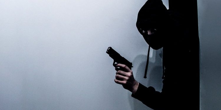 Jaf armat în inima Chișinăului. Un individ „a luat” un „credit de mii de lei” cu un pistol