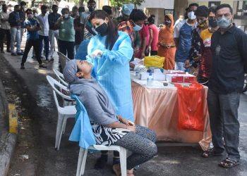 Situație critică, în India: Mai multe centre de vaccinare împotriva COVID-19, închise din lipsă de antidoturi | VIDEO