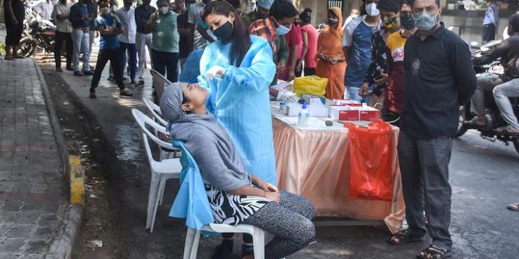 Situație critică, în India: Mai multe centre de vaccinare împotriva COVID-19, închise din lipsă de antidoturi | VIDEO