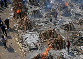 India: Persoanele care mor de COVID-19 au ajuns să fie incinerate într-o parcare din New Delhi