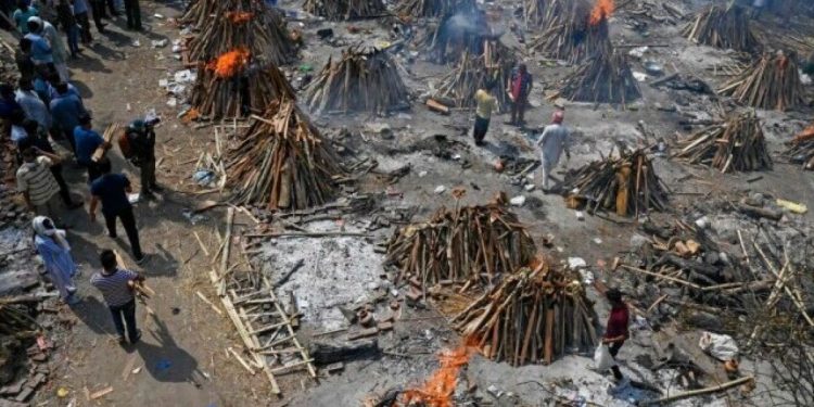 India: Persoanele care mor de COVID-19 au ajuns să fie incinerate într-o parcare din New Delhi