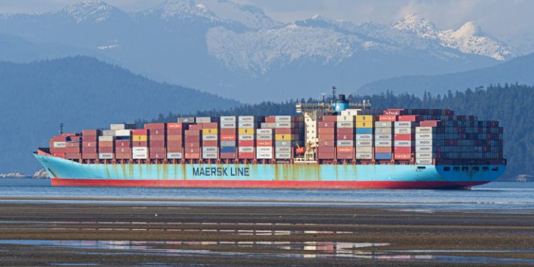 Containerele încărcate cu mărfuri au început să cadă peste bord de pe navele de transport. Mărfuri de milioane de dolari ajung în mare