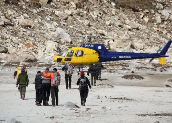 Coronavirusul a ajuns pe Everest. Un alpinist a fost coborât cu elicopterul după ce s-a simțit rău