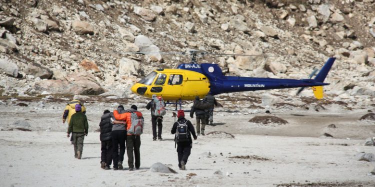 Coronavirusul a ajuns pe Everest. Un alpinist a fost coborât cu elicopterul după ce s-a simțit rău