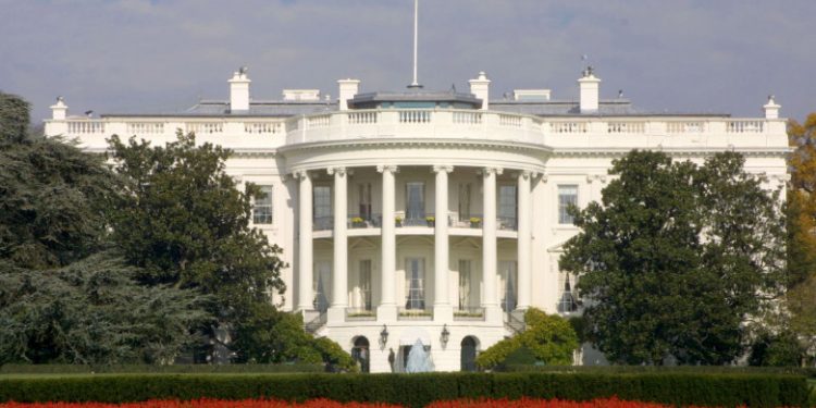 Americanii investighează un misterios atac energetic petrecut aproape de Casa Albă. Este asemănător cu „sindromul Havana”