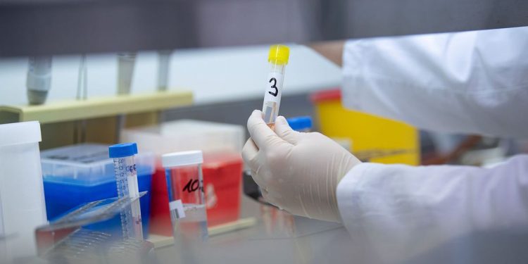 COVID-19: 773 de cazuri noi şi 46 decese. Cea mai tânără victimă avea doar 36 de ani | VIDEO