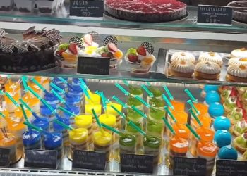 Verde pentru Pfizer, albastru pentru Moderna: O cofetărie din Ungaria a creat o gamă de mousse-uri inspirate de vaccinurile anti-Covid