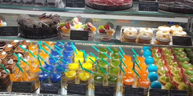 Verde pentru Pfizer, albastru pentru Moderna: O cofetărie din Ungaria a creat o gamă de mousse-uri inspirate de vaccinurile anti-Covid