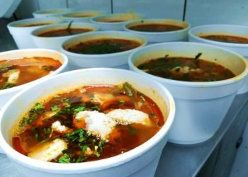 Recunoștință pentru medici: Un grup de voluntari oferă prânzuri calde angajaților unui spital din capitală | VIDEO