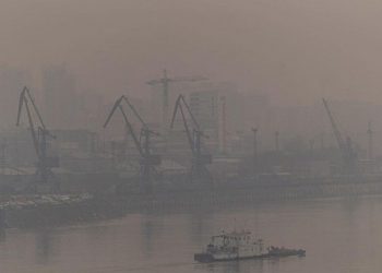 Un oraș din Rusia, acoperit de smog din cauza zecilor de incendii din preajmă | VIDEO