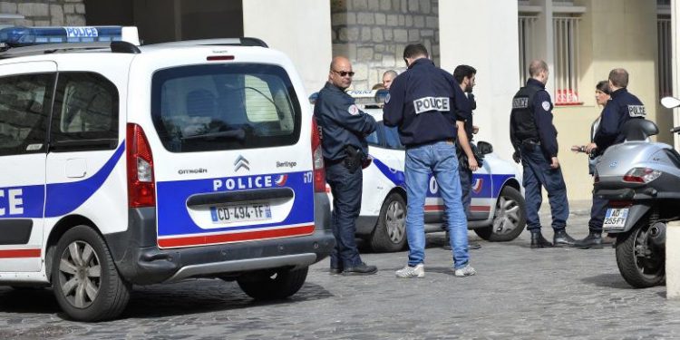 Incident armat în fața unui spital din Paris. O persoană împușcată a murit pe loc, iar o alta este rănită