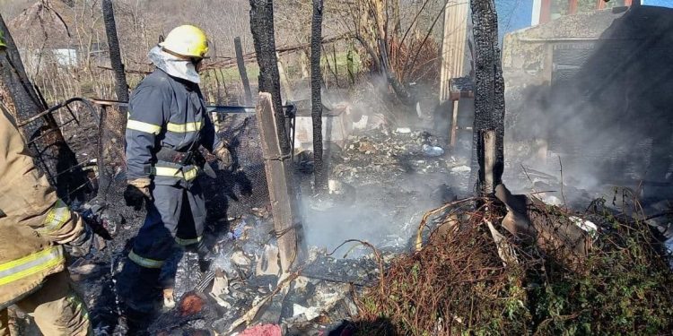 Incendiu în raionul Soroca. Pompierii au prevenit producerea unei deflagrații | FOTO