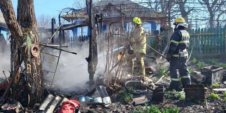 Incendiu în raionul Soroca. Pompierii au prevenit producerea unei deflagrații | FOTO