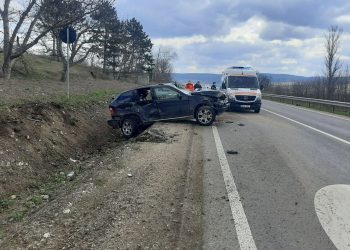 O mașină a poliției s-a tamponat cu un BMW, la Strășeni: O persoană a fost rănită | FOTO
