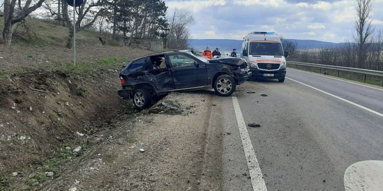 O mașină a poliției s-a tamponat cu un BMW, la Strășeni: O persoană a fost rănită | FOTO