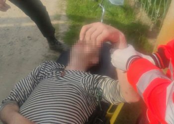 Un bărbat, rănit într-un accident de bicicletă, ajutat de pompieri
