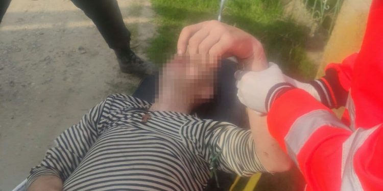Un bărbat, rănit într-un accident de bicicletă, ajutat de pompieri