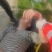 Un bărbat, rănit într-un accident de bicicletă, ajutat de pompieri