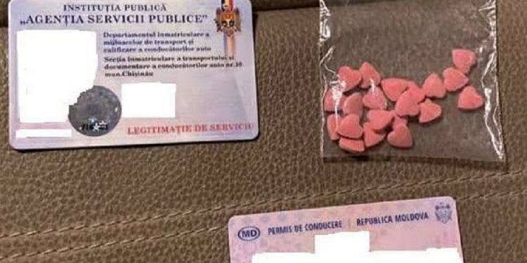 Un angajat al Agenției Servicii Publice, bănuit că vindea narcotice la locul de muncă | VIDEO