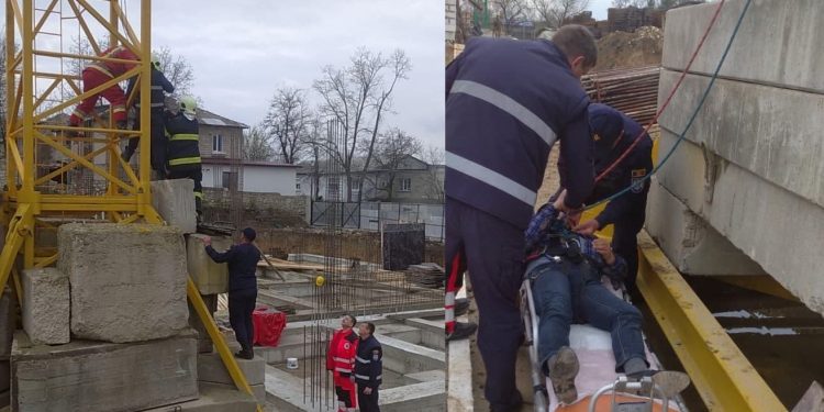La un pas de tragedie: Unui muncitor i s-a făcut rău în timp ce lucra pe o macara, la 30 de metri înălțime | VIDEO