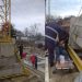 La un pas de tragedie: Unui muncitor i s-a făcut rău în timp ce lucra pe o macara, la 30 de metri înălțime | VIDEO