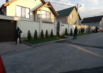 Operațiune cu mascați la Stăuceni: Atacatorul cu grenadă din sectorul Buiucani s-ar fi baricadat într-o casă