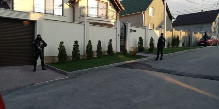 Operațiune cu mascați la Stăuceni: Atacatorul cu grenadă din sectorul Buiucani s-ar fi baricadat într-o casă