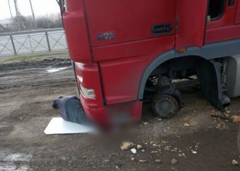 Rusia: Un moldovean de 65 de ani, strivit de camion în timp ce schimba o roată