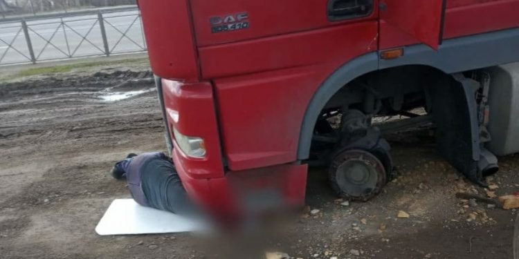 Rusia: Un moldovean de 65 de ani, strivit de camion în timp ce schimba o roată