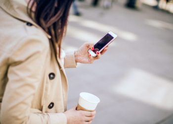 Sancțiuni pentru neatenție: Pietonii care se uită în telefon în timp ce traversează strada ar putea fi amendați | VIDEO