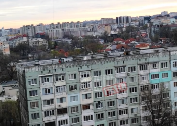 В Кишиневе на крышу 9-этажного дома забрались три девушки, чтобы сделать фотосессию | VIDEO