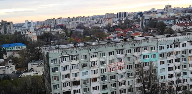 В Кишиневе на крышу 9-этажного дома забрались три девушки, чтобы сделать фотосессию | VIDEO
