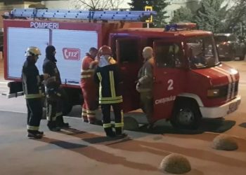 Спасательная операция на Ботанике: женщина угрожала сброситься с крыши жилого дома | VIDEO