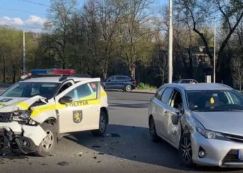 Momentul în care o mașină a oamenilor legii este accidentată într-o intersecție. Reacția poliției | VIDEO