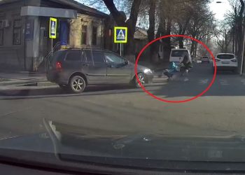 O femeie care traversa drumul cu un cărucior, la un pas de a fi lovită de o mașină | VIDEO