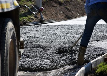 Încă o stradă din municipiul Orhei a intrat în reparație. Localnicii: Ne bucurăm că se face bine | VIDEO